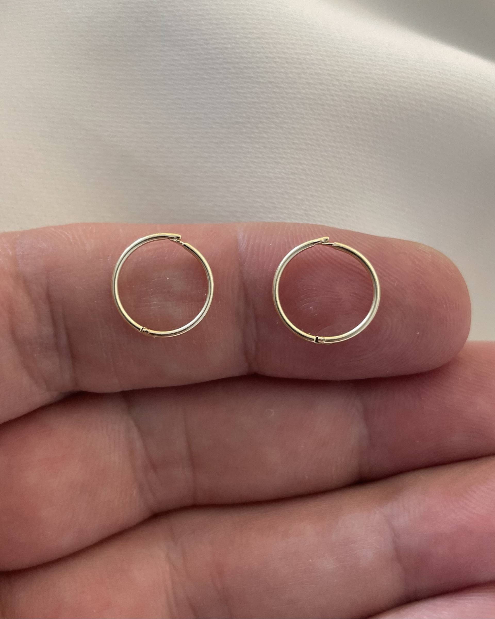 9 Karat Gelbgold Sleeper Ohrringe 10 Mm Klappcreolen von LimaniLondon