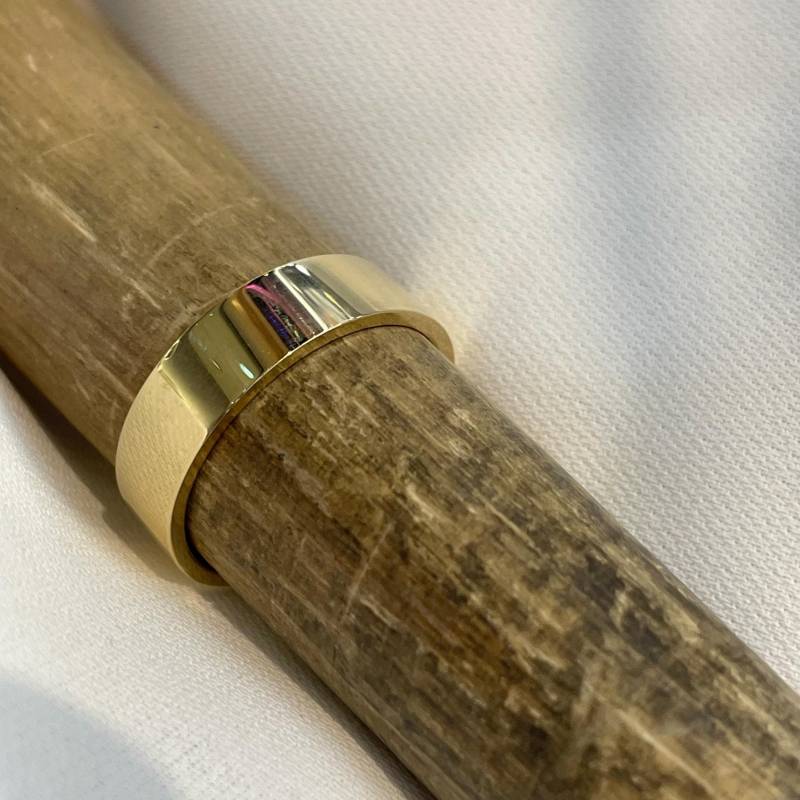 9Kt Gold Flacher Ehering - Handgemachter Puns Style von LimaniLondon