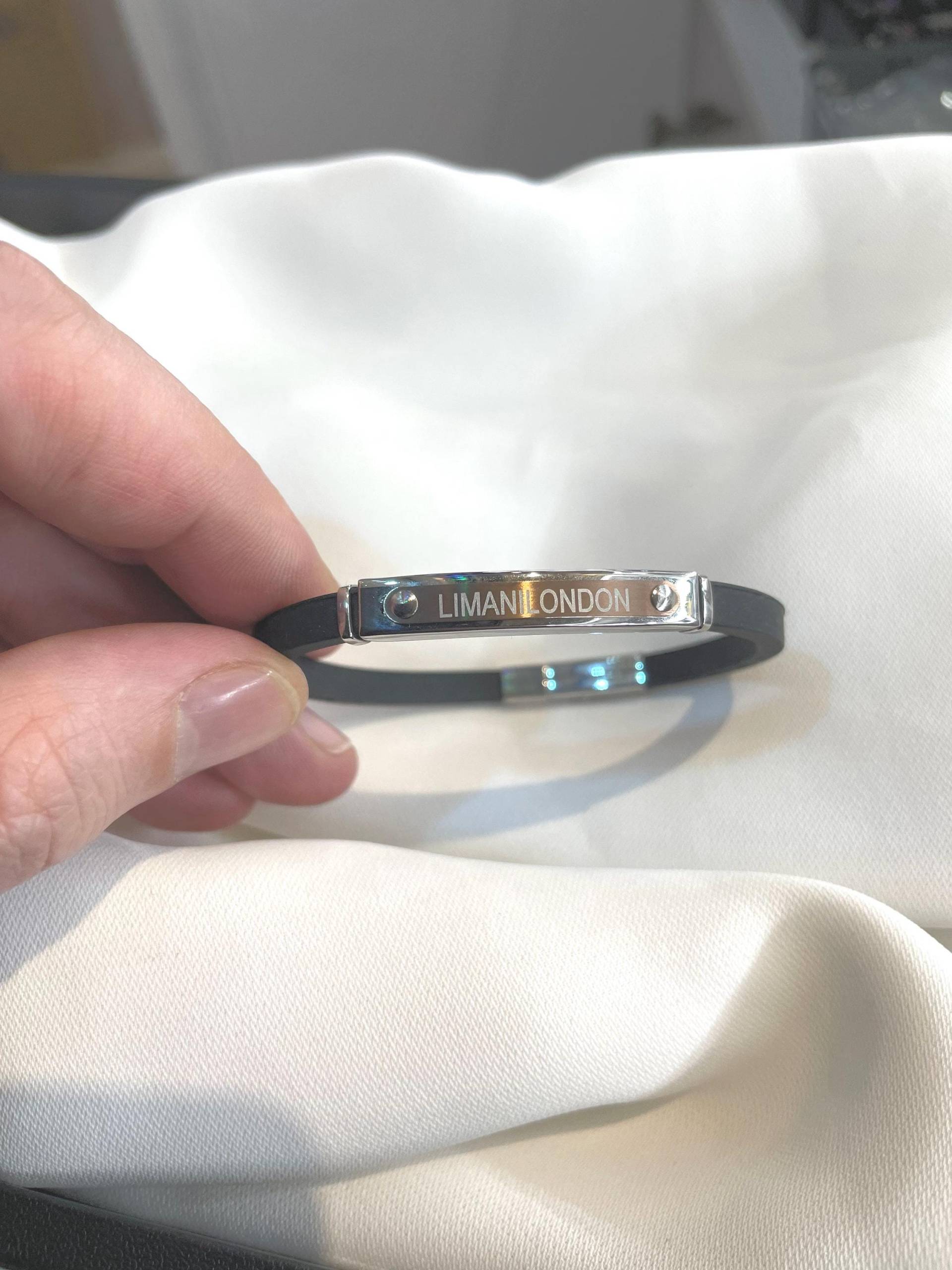 Rosevergoldetes Edelstahl-Herren-Personalisiertes Names-Schwarz-Gummi-Armband von LimaniLondon