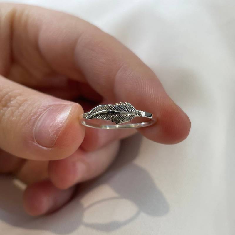 Zierlicher Sterling Silber Feder Ring - Oxidiert Boho Stil von LimaniLondon