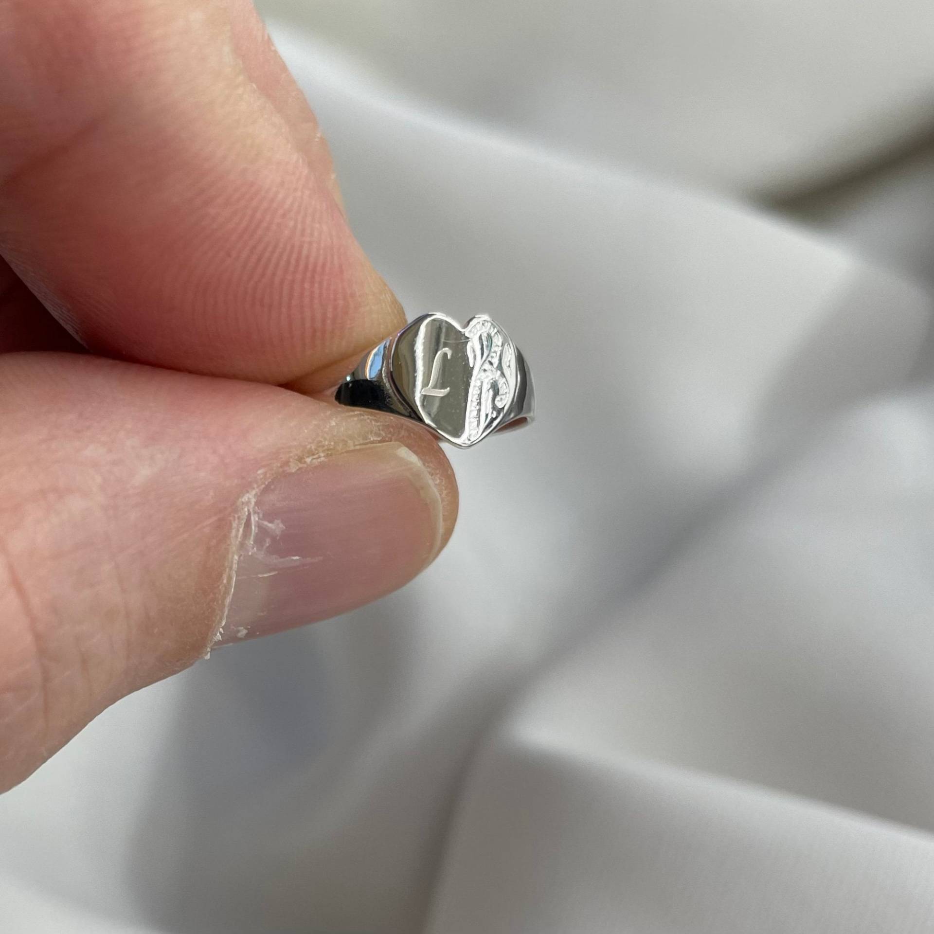 sterling Silber Personalisierte Anfangsherz Siegelring von LimaniLondon