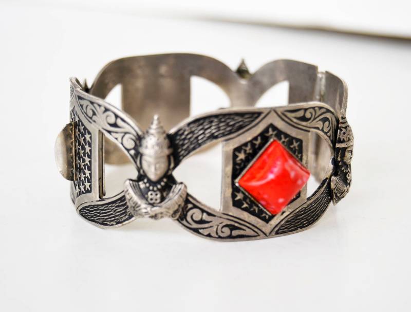 Silber-Armband Mit Roten Pyramiden von Limbhad