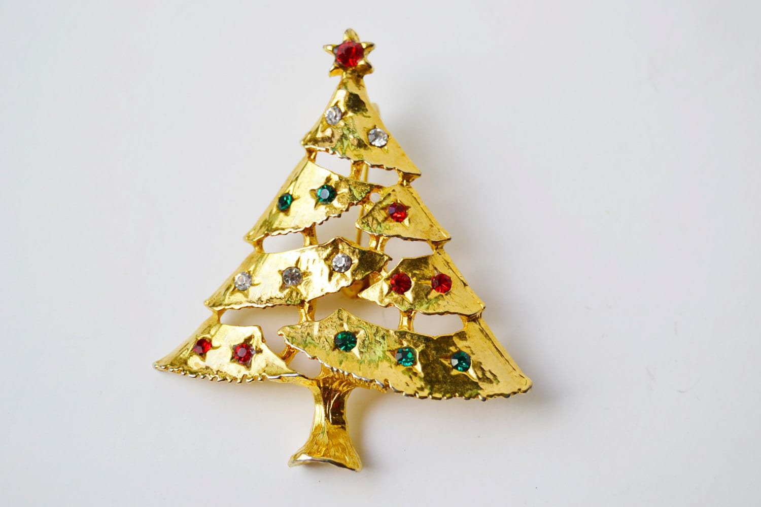 Goldene Tannenbaum Brosche Mit Bunten Glas Goldene Tannenbaum Brosche Mit Bunten Glas von Limbhad