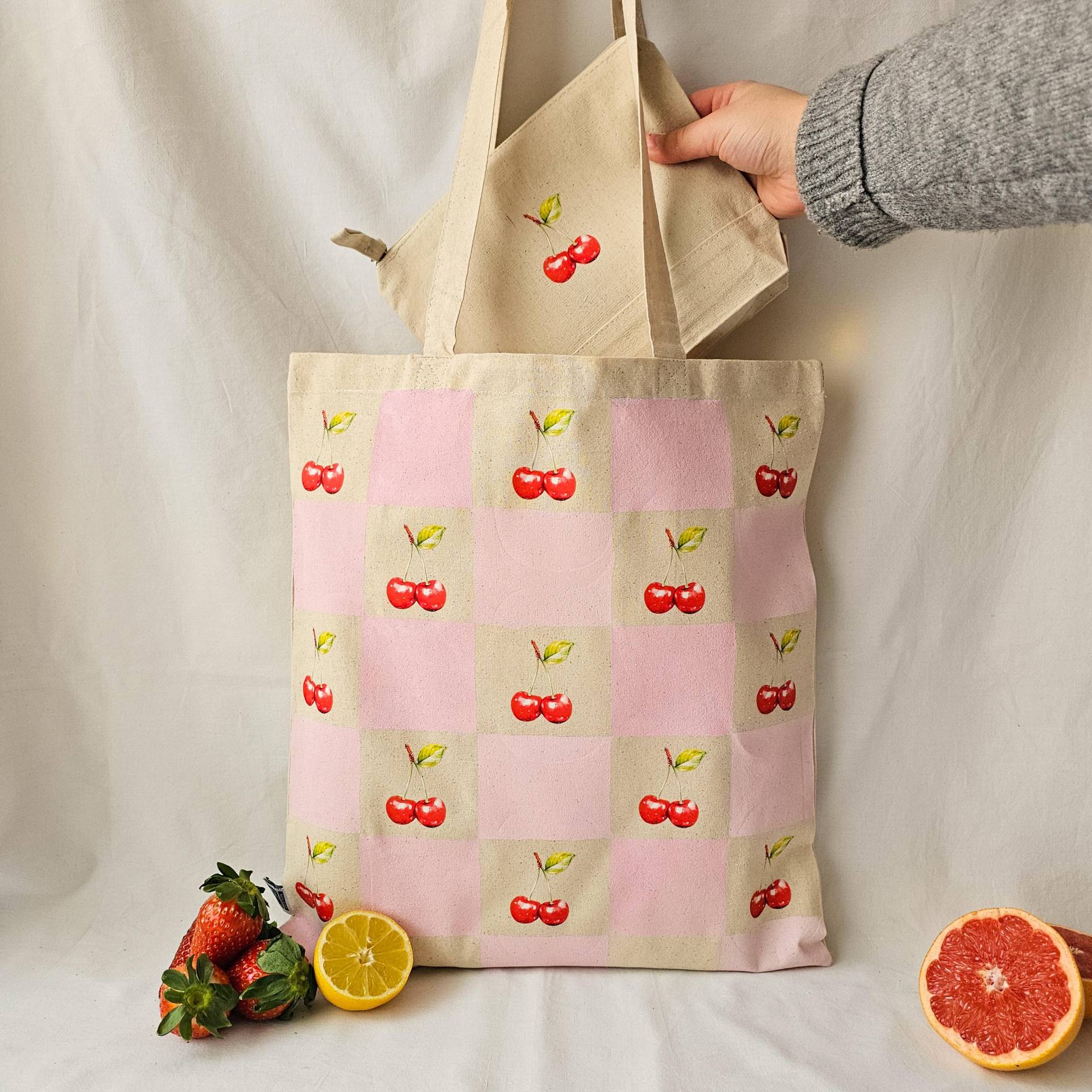 Beiges Tragetaschen - Und Kulturbeutel-Set Mit Kirschen-Design | Ästhetisch, Süß Trendy Beiges Tragetaschen - Und Kulturbeutel-Set Mit Kirschen-Design | Ästhetisch, Süß Trendy von Limeteart