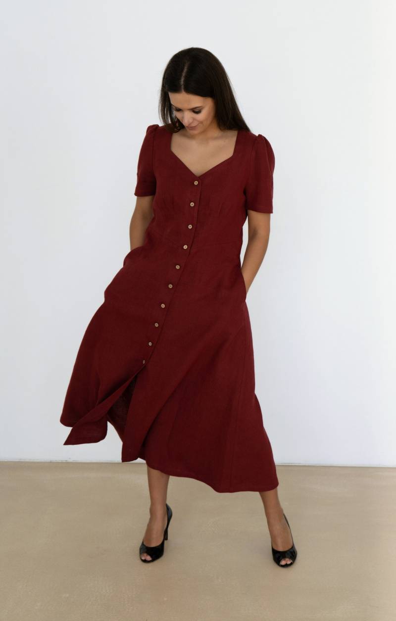Midikleid Aus Bordeauxfarbenem Leinen | Sommerkleid Mit Knopfleiste Und Kurzen Ärmeln Handgemachte Kleidung von LimiStyle