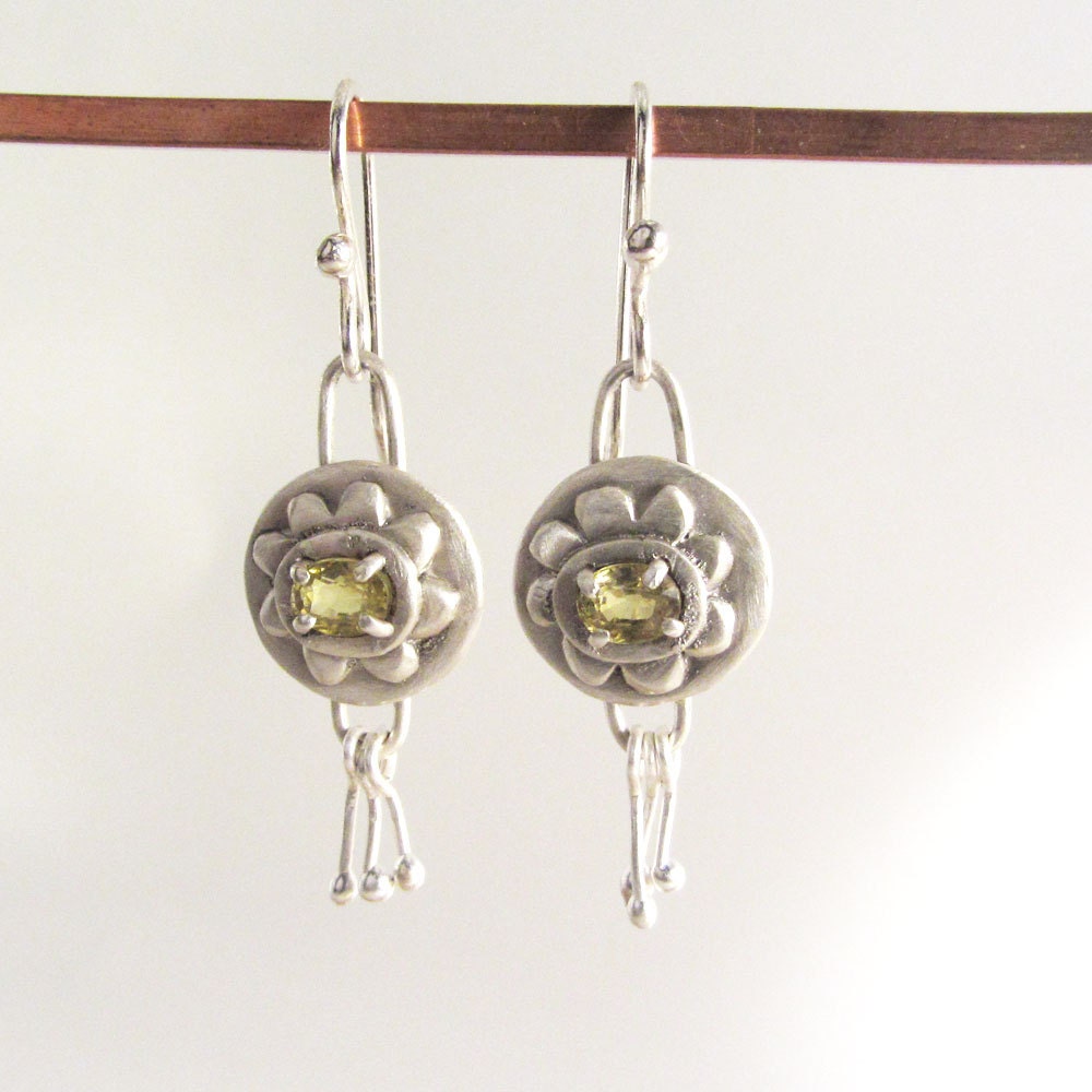 Granat Daisy-Ohrringe Sterling Silber Und Grün Granat Daisy-Ohrringe Sterling Silber Und Grün von LiminalArts