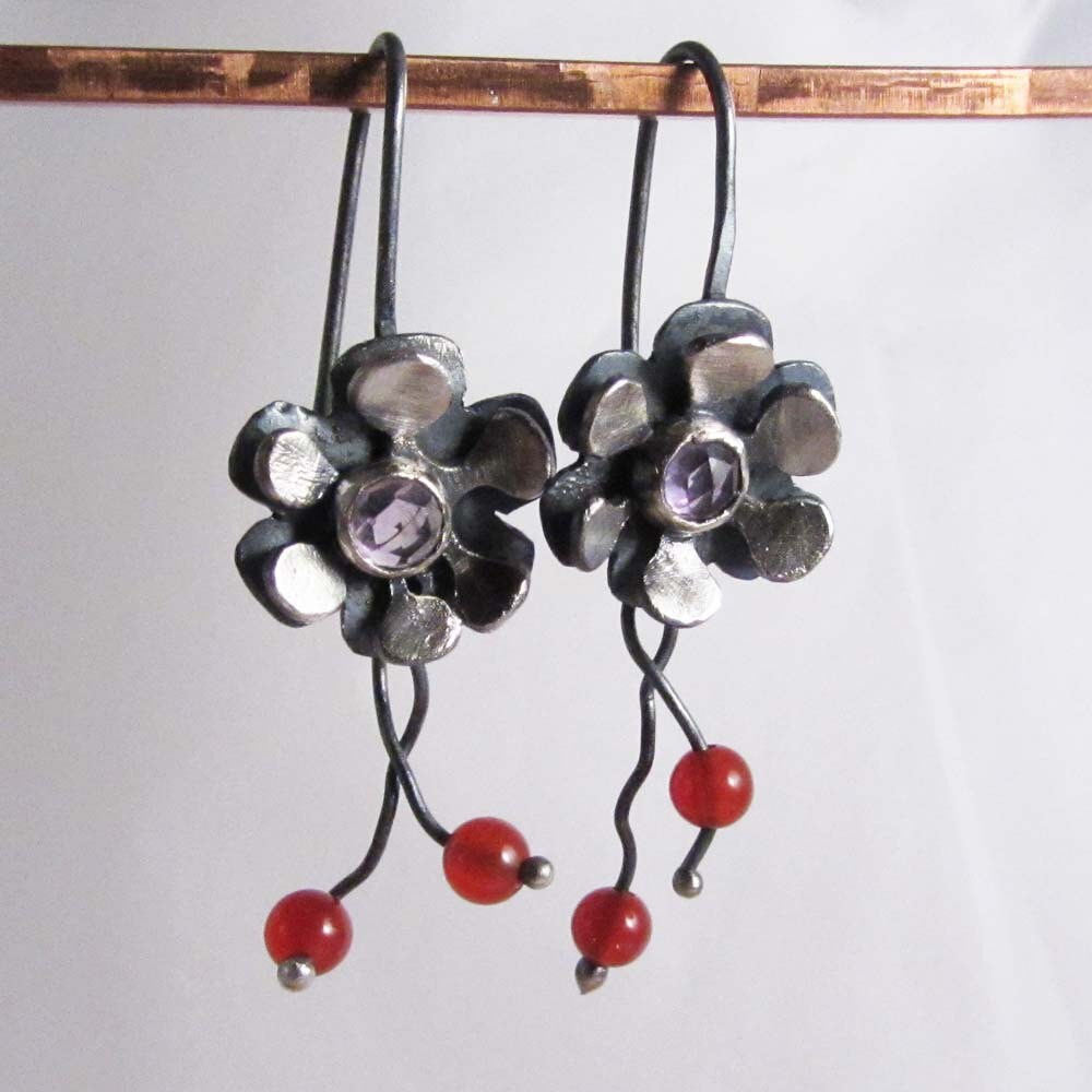 Schwarze Blüten Ohrringe - Sterling Silber Mit Amethyst Und Karneol Schwarze Blüten Ohrringe - Sterling Silber Mit Amethyst Und Karneol von LiminalArts