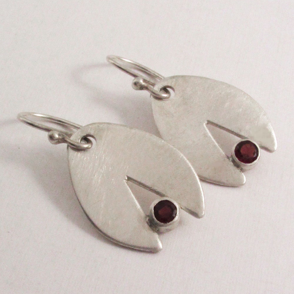 Split Leaf Ohrringe Mit Granat - Sterling Silber Split Leaf Ohrringe Mit Granat - Sterling Silber von LiminalArts