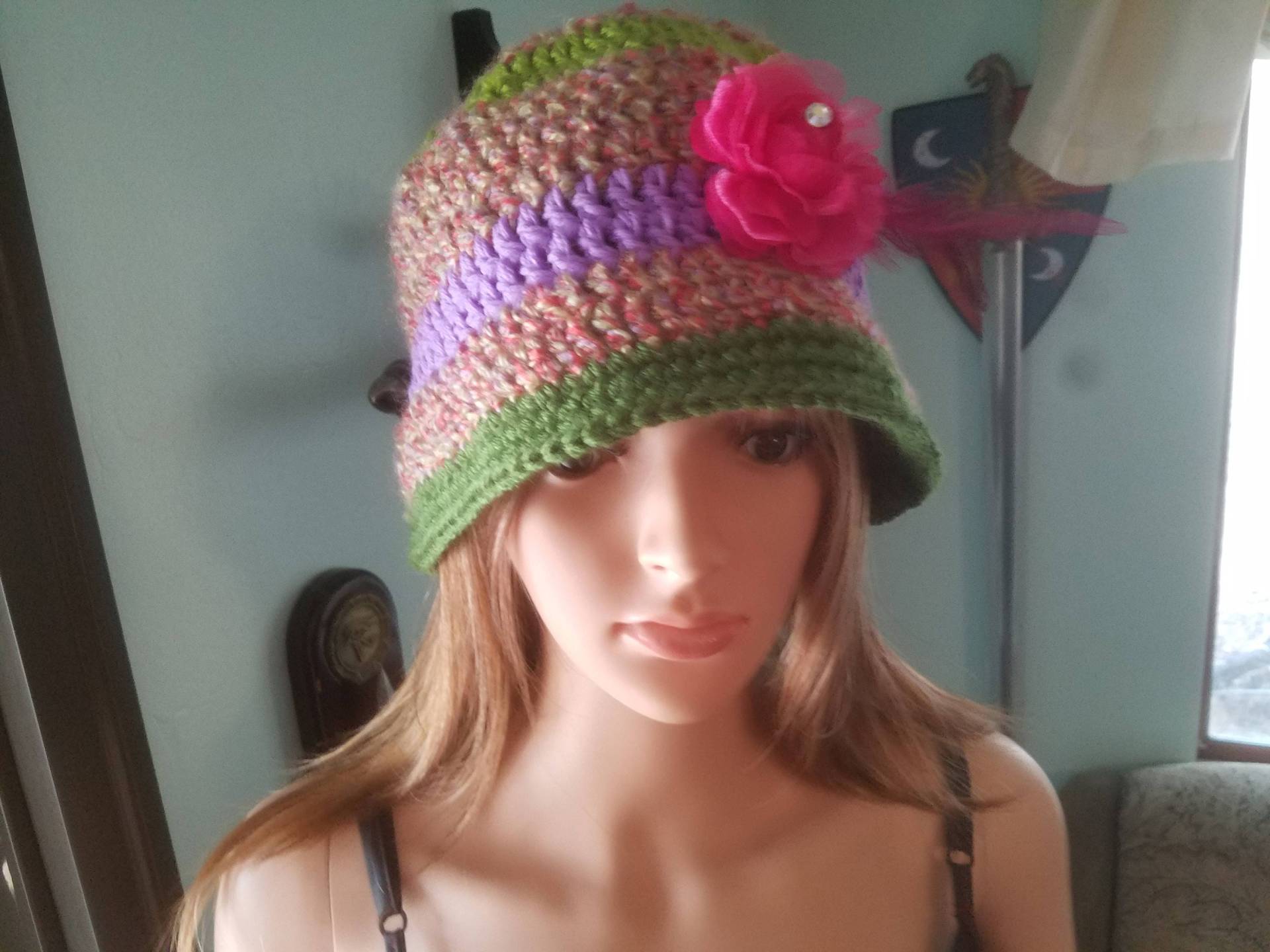 Bunte Cloche Hut Mit Abnehmbaren Blume Bunte Cloche Hut Mit Abnehmbaren Blume von LiminalStitches