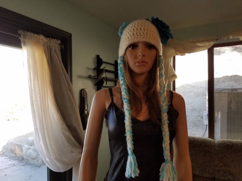 Creme Und Petrol Gehäkelte Mütze Mit Kitty Ohren Zöpfe von LiminalStitches