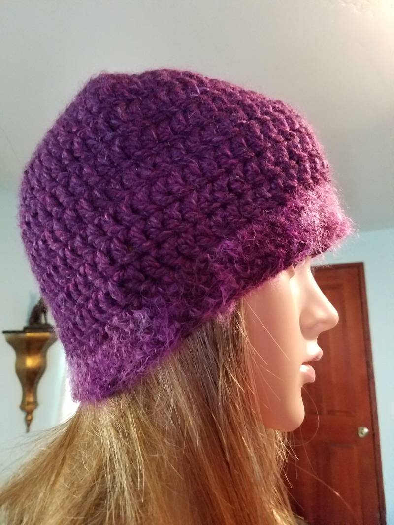 Lila Mütze Mit Flauschigen Rand Lila Mütze Mit Flauschigen Rand von LiminalStitches