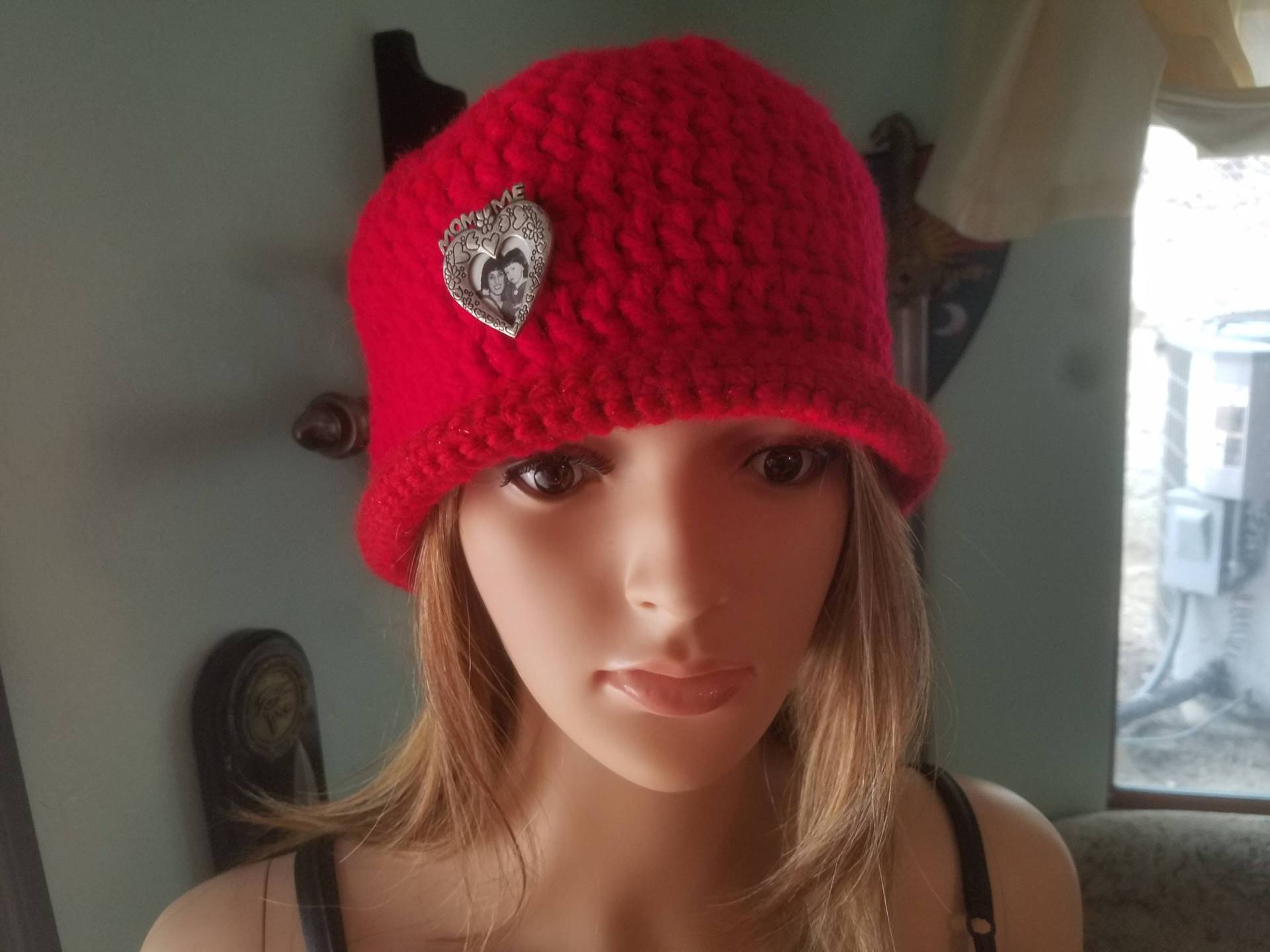 Rote Cloche Hut Mit Abnehmbaren Herz-Rahmen Rote Cloche Hut Mit Abnehmbaren Herz-Rahmen von LiminalStitches