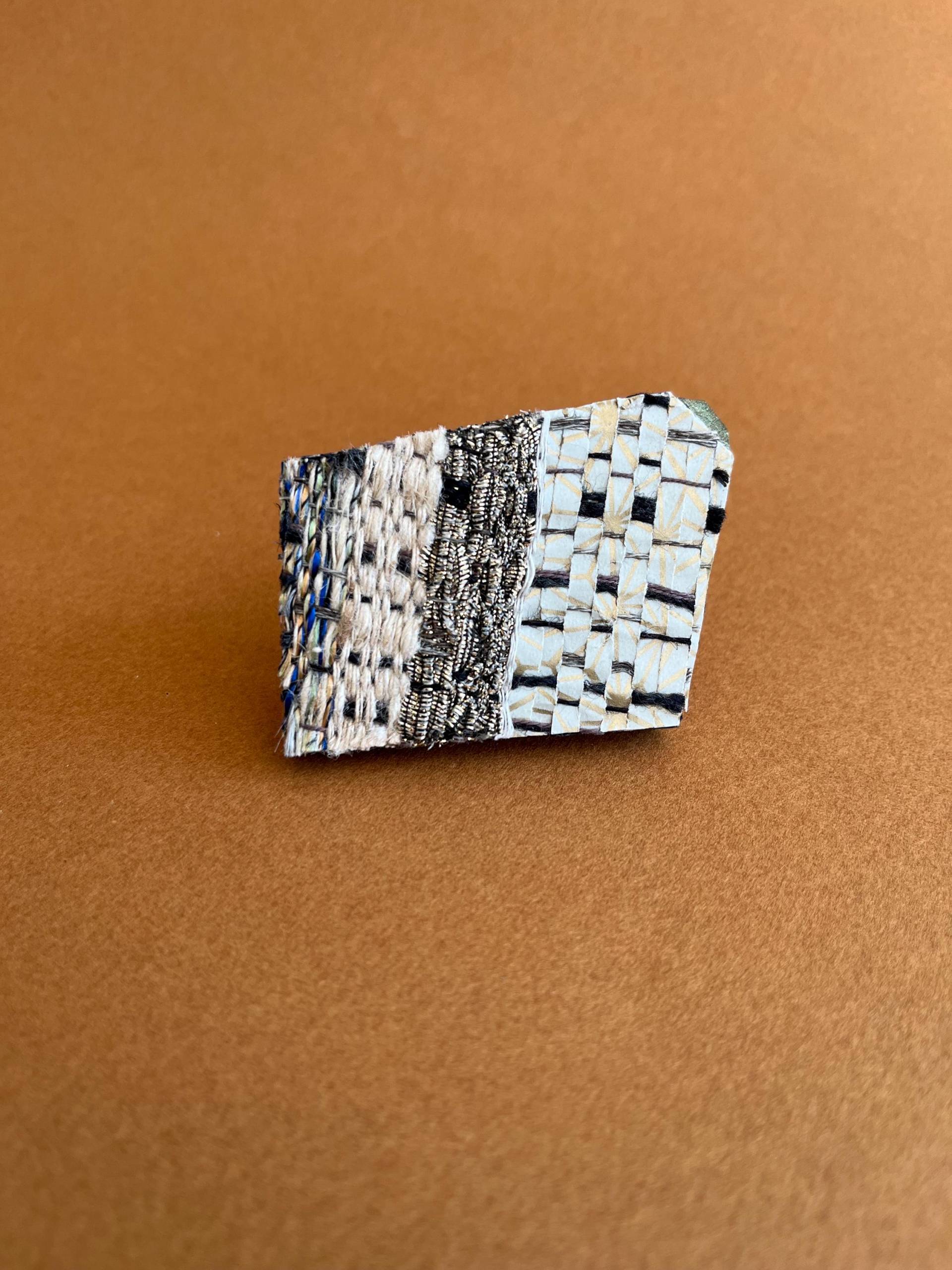 Handgewebte Textilbrosche | Bemaltes Balsaholz, Leinen Hanf Papier Handgewebte Textilbrosche | Bemaltes Balsaholz, Leinen Hanf Papier von LiminalWEAVE