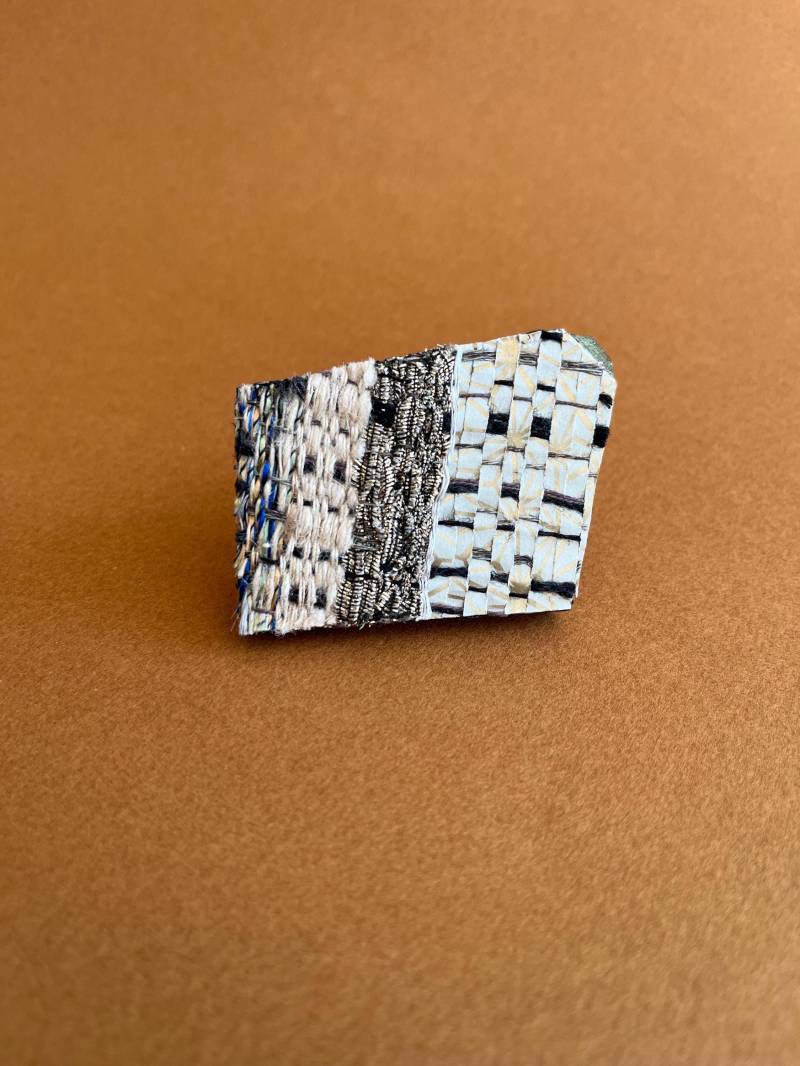 Handgewebte Textilbrosche | Bemaltes Balsaholz, Leinen Hanf Papier Handgewebte Textilbrosche | Bemaltes Balsaholz, Leinen Hanf Papier von LiminalWEAVE