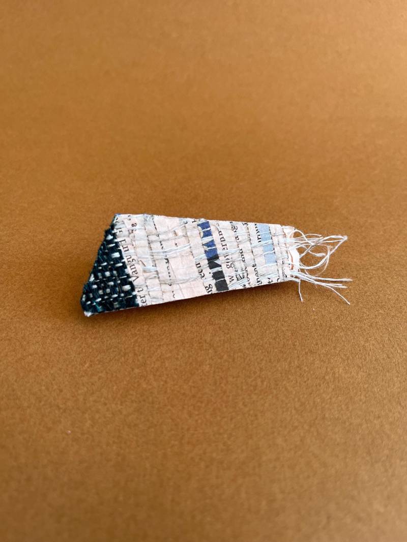 Handgewebte Textilbrosche | Bemaltes Balsaholz, Leinen Hanf Papier von LiminalWEAVE