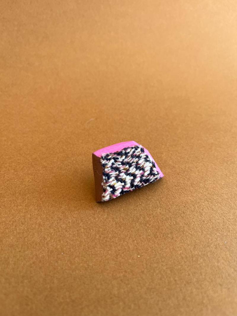 statement Holz Und Handgewebte Textilbrosche | Blau, Grautöne, Ecru, Pink, Schwarz in Leinen Hanf Gewebt Handbemaltes Balsaholz von LiminalWEAVE