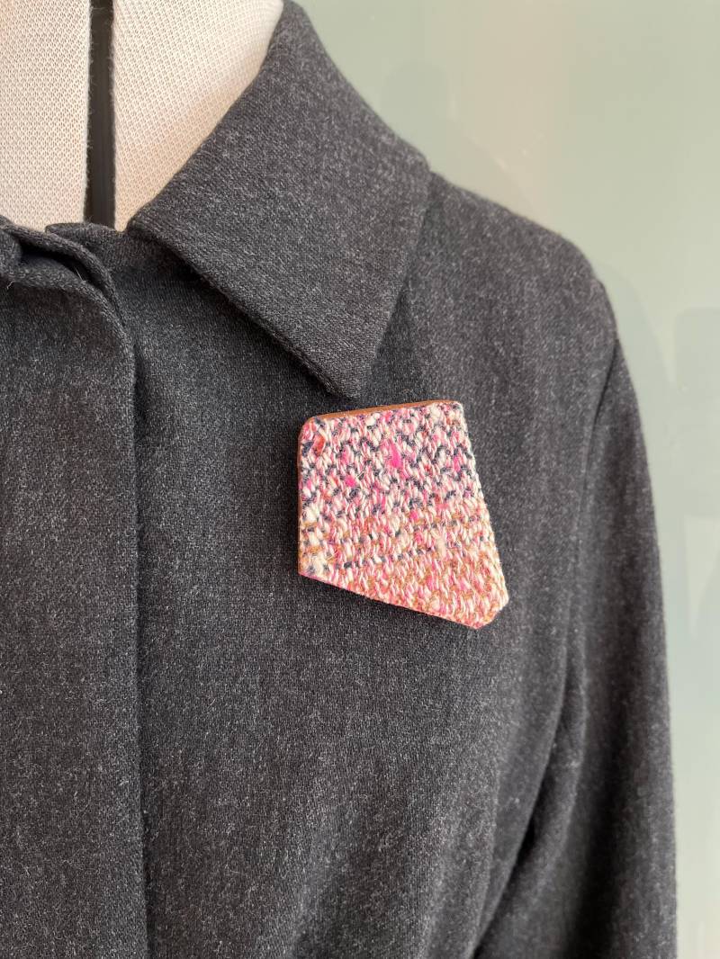 statement Holz Und Handgewebte Textilbrosche | Blautöne, Grautöne, Ecru, Pink, Schwarz in Leinen Hanf Gewebt Handbemaltes Balsaholz von LiminalWEAVE