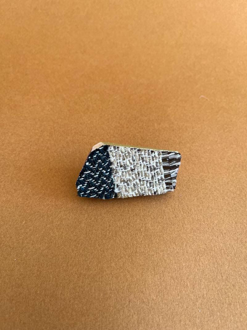statement Holz Und Handgewebte Textilbrosche | Blautöne, Grautöne, Ecru, Schwarz Aus Leinen, Hanf Band Gewebt Handbemaltes Balsaholz von LiminalWEAVE
