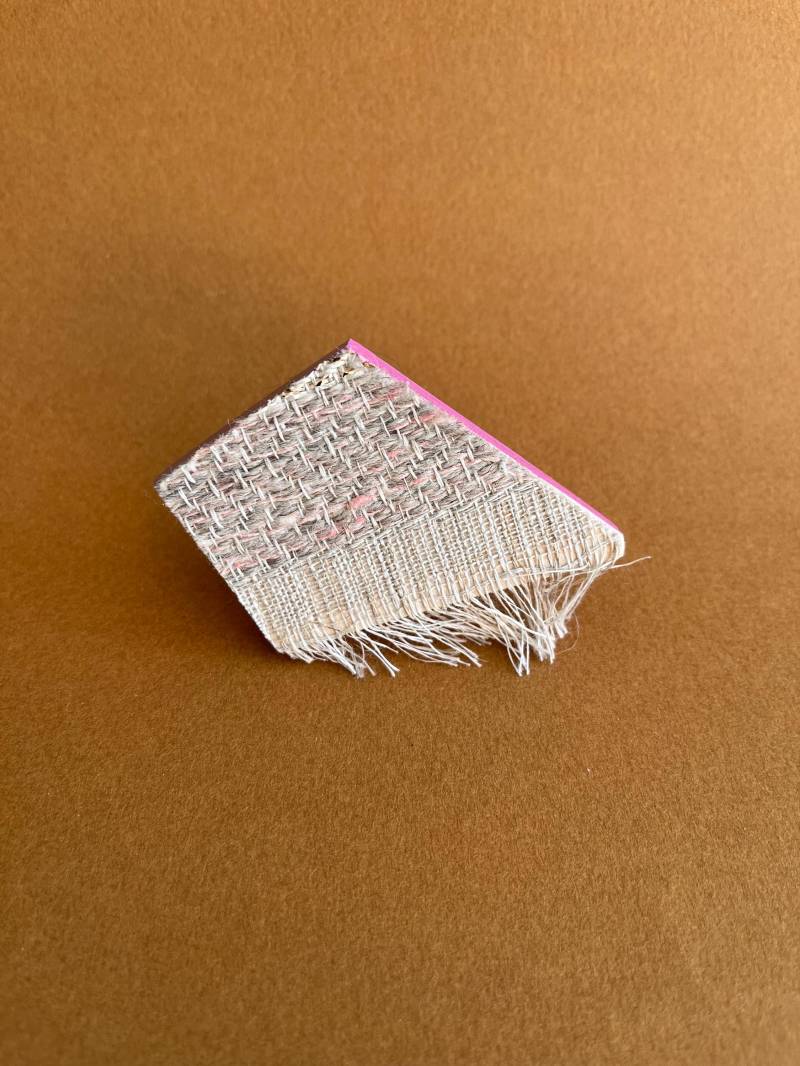 statement Holz Und Handgewebte Textilbrosche | Ecru, Rosa, Gold in Leinen Seide Gewebt Handbemaltes Balsaholz von LiminalWEAVE