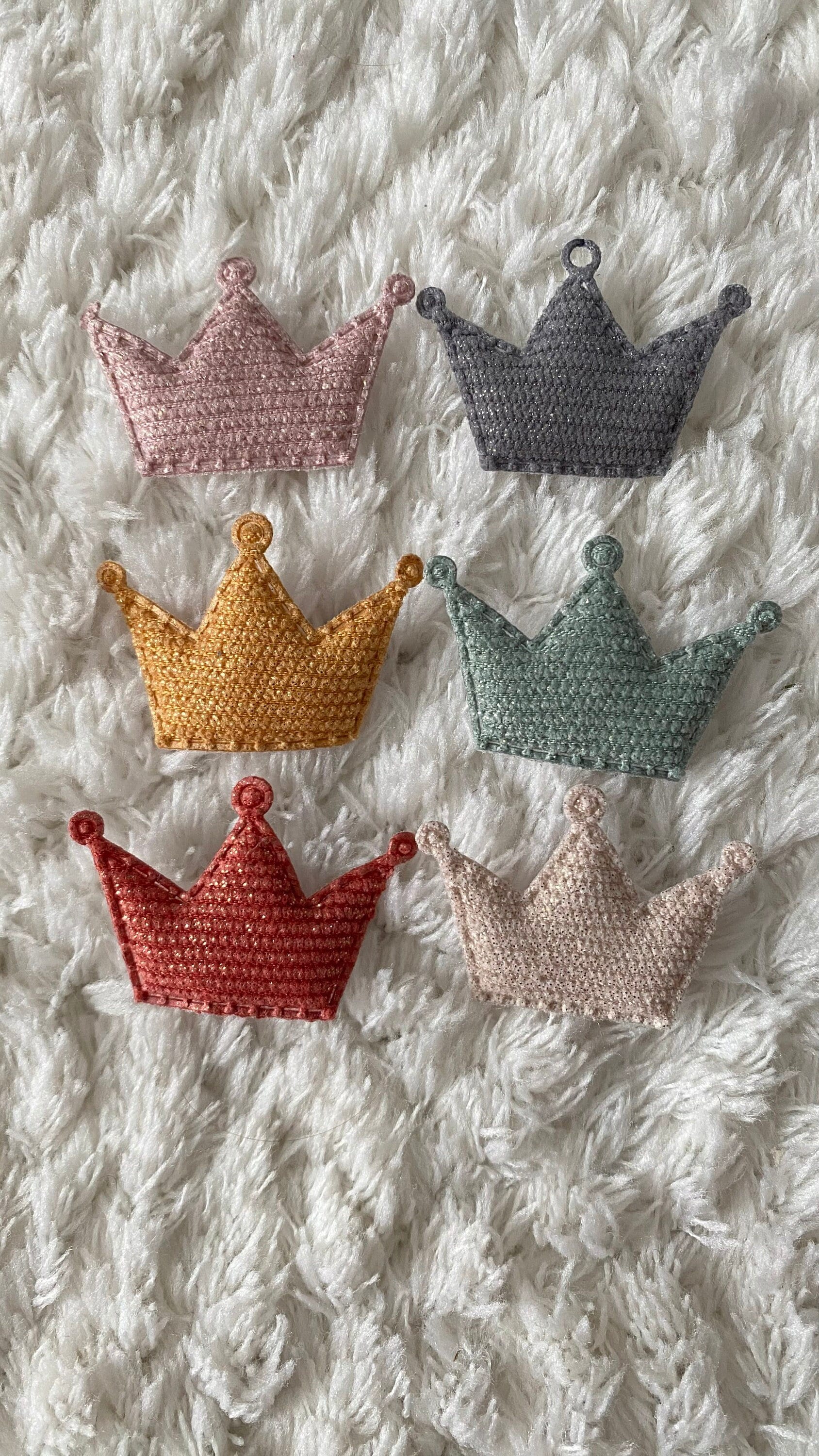 4 cm Kinder Baby Gepolsterte Glitter Tuch Krone Applikation Nähen Patches, Kleidung Kopfbedeckung Zubehör Deco, Und Handwerk Versorgung 4 cm Kinder Baby Gepolsterte Glitter Tuch Krone Applikation Nähen Patches, Kleidung Kopfbedeckung Zubehör Deco, Und Handwerk Versorgung von LimitedSelection