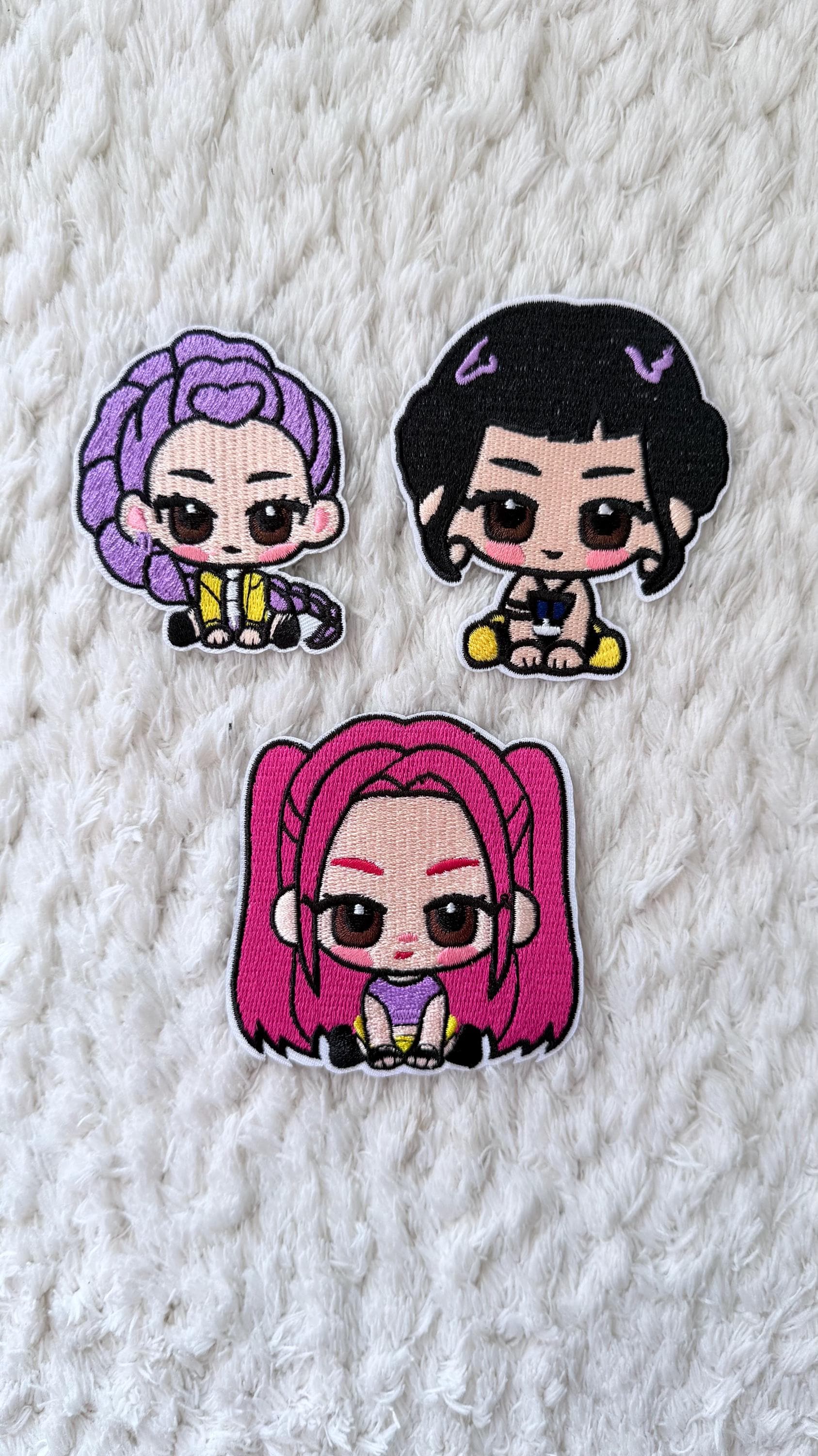 stickerei Kpop Hunter Cartoon Charakter Lila Rosa Aufnäher Kleidung Accessoires Diy Häkeln Projekt Nähen Und Kinder Handwerk Versorgung von LimitedSelection