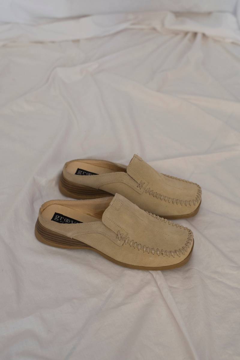 1990Er Jahre Beige Wildleder Square Toe Mules Mit Ziernähten von Limitedstories