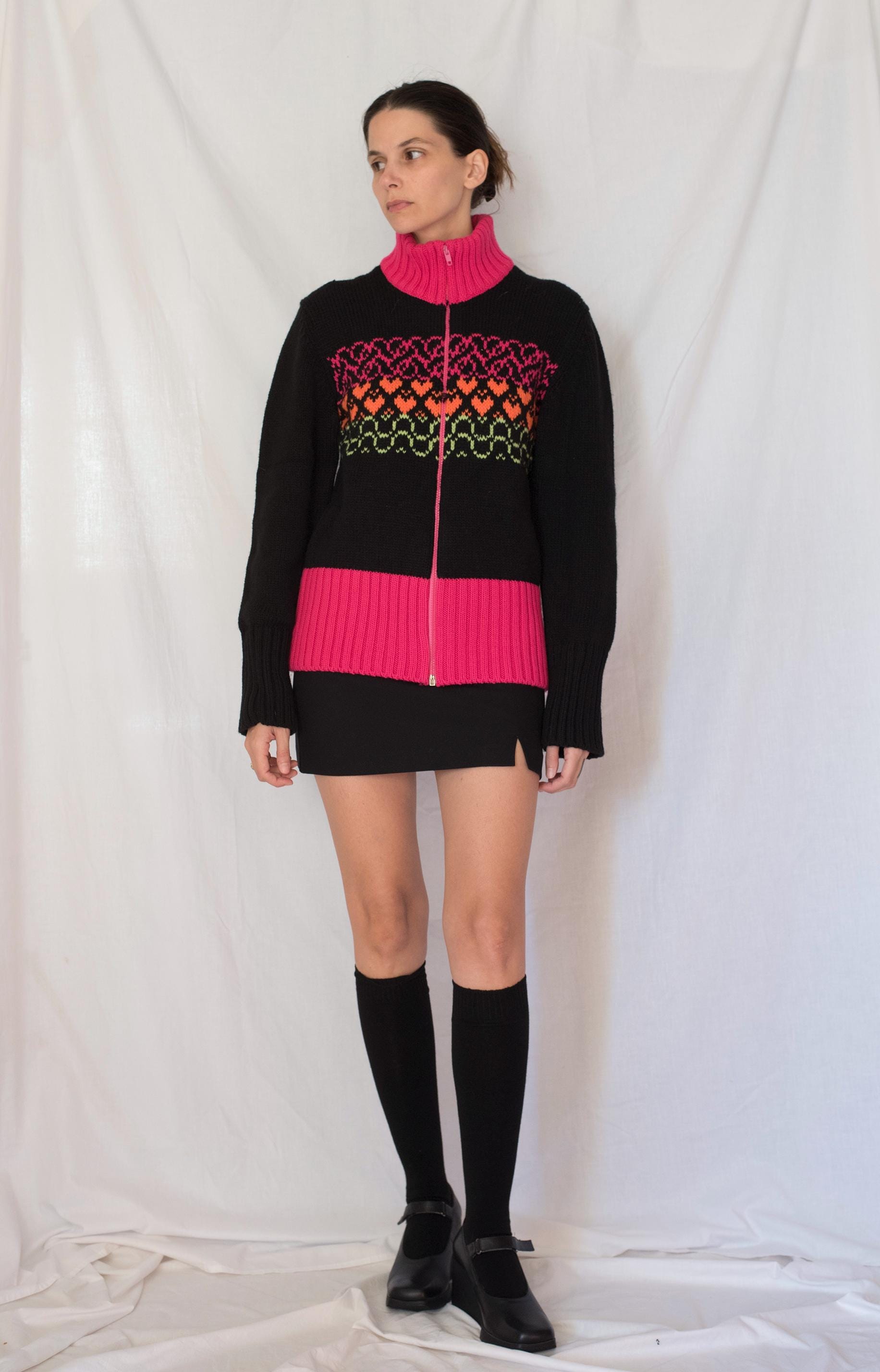 1990Er Jahre Hearts Wool Zip Up High Neck Cardigan in Schwarz Und Fuchsia 1990Er Jahre Hearts Wool Zip Up High Neck Cardigan in Schwarz Und Fuchsia von Limitedstories
