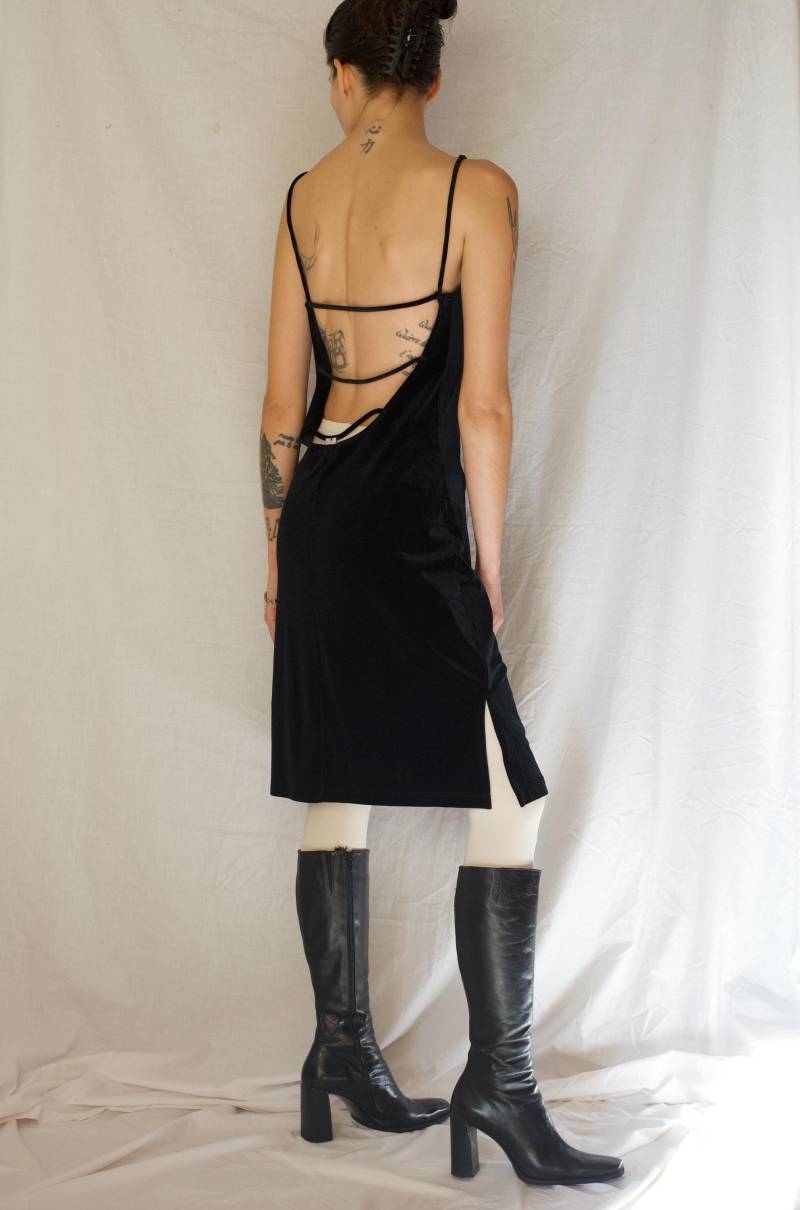 1990Er Jahre Samt Midi Kleid Mit Offenen Riemchen Rücken in Schwarz von Limitedstories