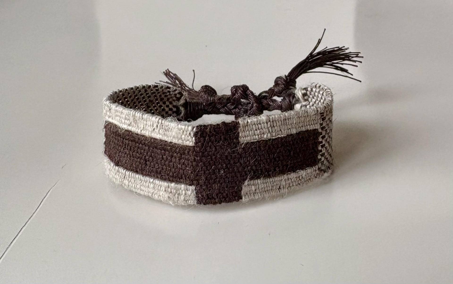 Breit Gewebtes Armband Mit Seide Und Leinen Breit Gewebtes Armband Mit Seide Und Leinen von Limolucco