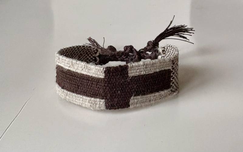 Breit Gewebtes Armband Mit Seide Und Leinen Breit Gewebtes Armband Mit Seide Und Leinen von Limolucco