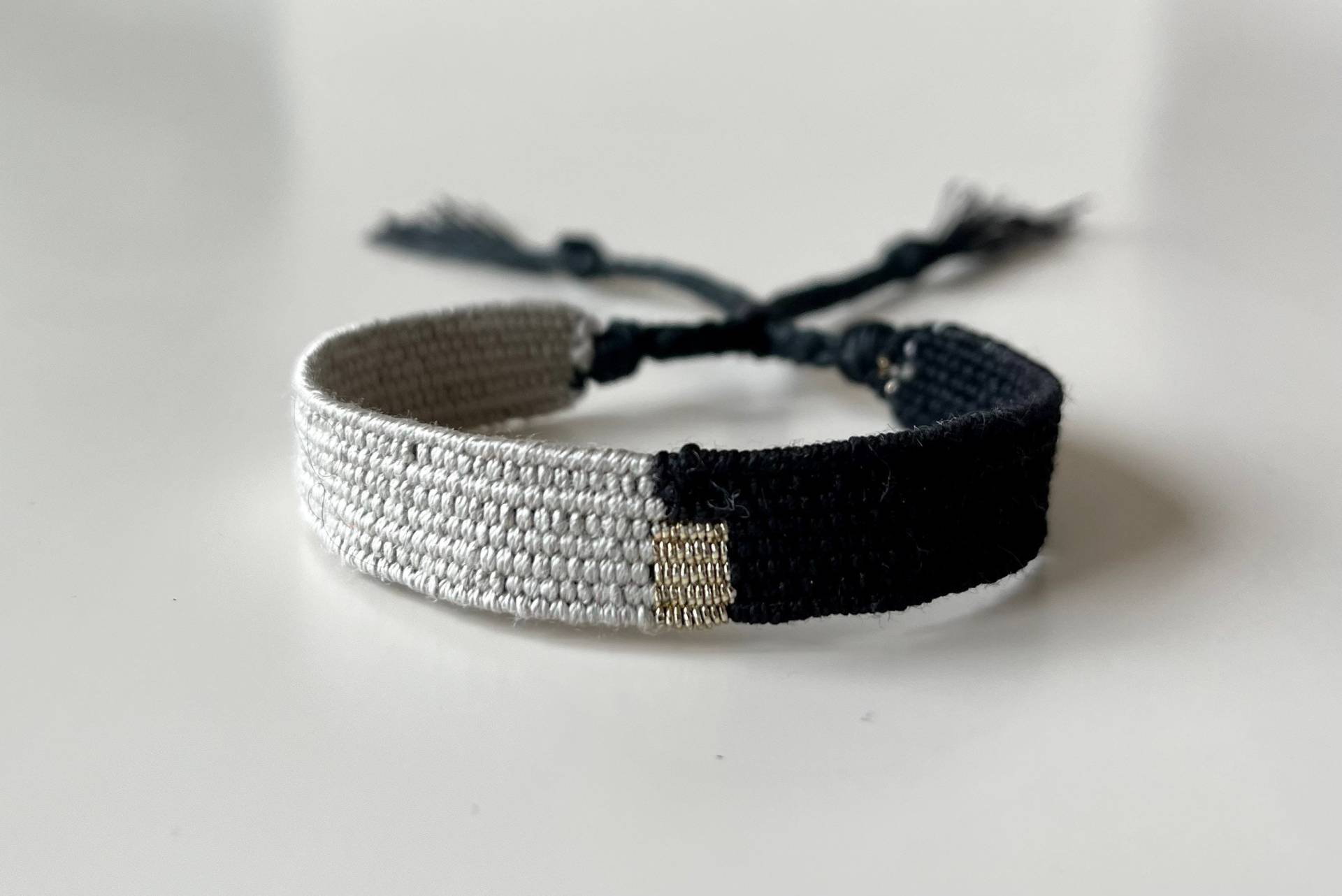 Gewebtes Armband Mit Seide Und Leinen Gewebtes Armband Mit Seide Und Leinen von Limolucco