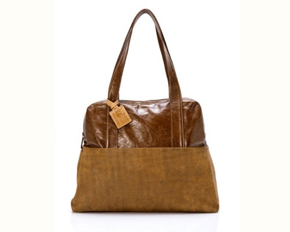 Braun Leder Tasche - Kostenloser Versand Zu Weihnachten. Weich Und Glänzend Am Oberen Teil Der Tasche. Brown Hat in Unteren Haut Gekratzt Braun Leder Tasche - Kostenloser Versand Zu Weihnachten. Weich Und Glänzend Am Oberen Teil Der Tasche. Brown Hat in Unteren Haut Gekratzt von LimorGalili