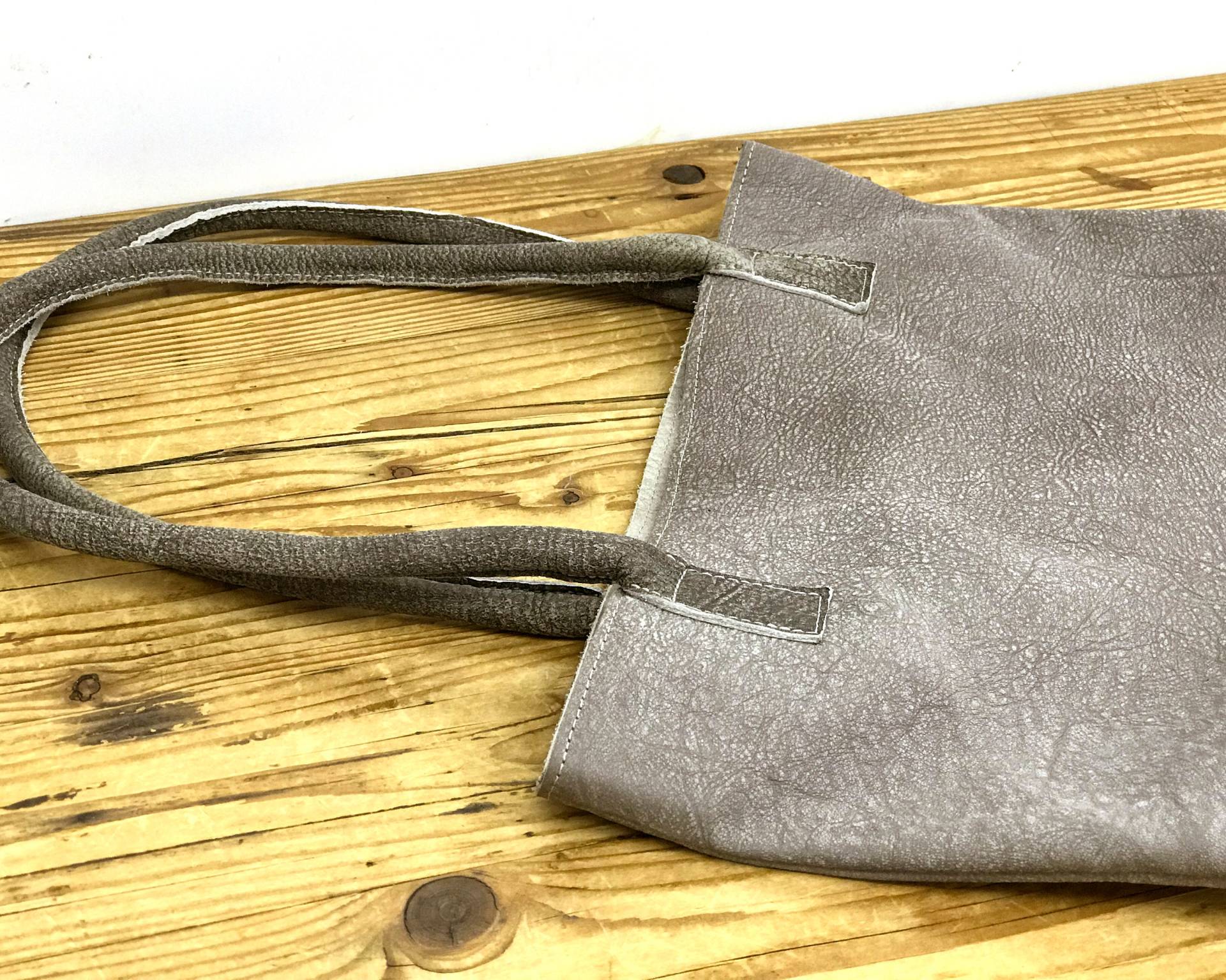 Schlanke Ledertasche Slim Distressed Graue Ledertasche Geldbörse Grau Taupe Tasche Schlanke Ledertasche Slim Distressed Graue Ledertasche Geldbörse Grau Taupe Tasche von LimorGalili
