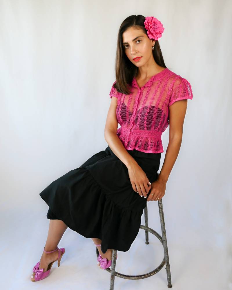 Hand Gehäkelte Kurze Puffärmel Top Mit Ausgestelltem Saum von LimsVintage