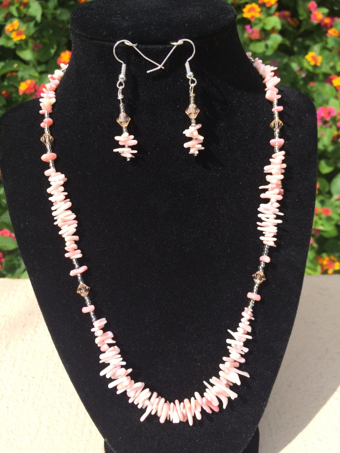 Natürliche Stachelkoralle Akzentuiert Mit Pfirsichfarbenen Swarovski Kristallen Und Runden Acrylperlen - Island Beach Style Halskette Ohrringe von LinLanJewelry