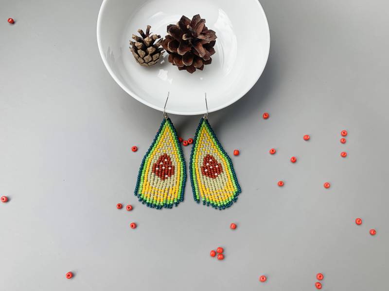 Avocado Perlen Fransen Ohrringe - Quasten Ohrring Perlenarbeit Schmuck Samen Statement Grün Gelb von LinaOst