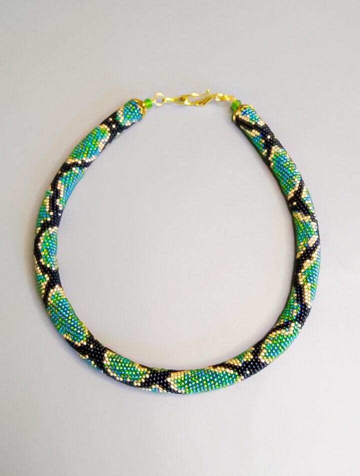 Grüne Python Kette - Smaragd Schlange Samen Perlen Häkeln Seil Handgemachte Halskette Schlangen Reptil Print Perlenweberei Lariat Schmuck von LinaOst