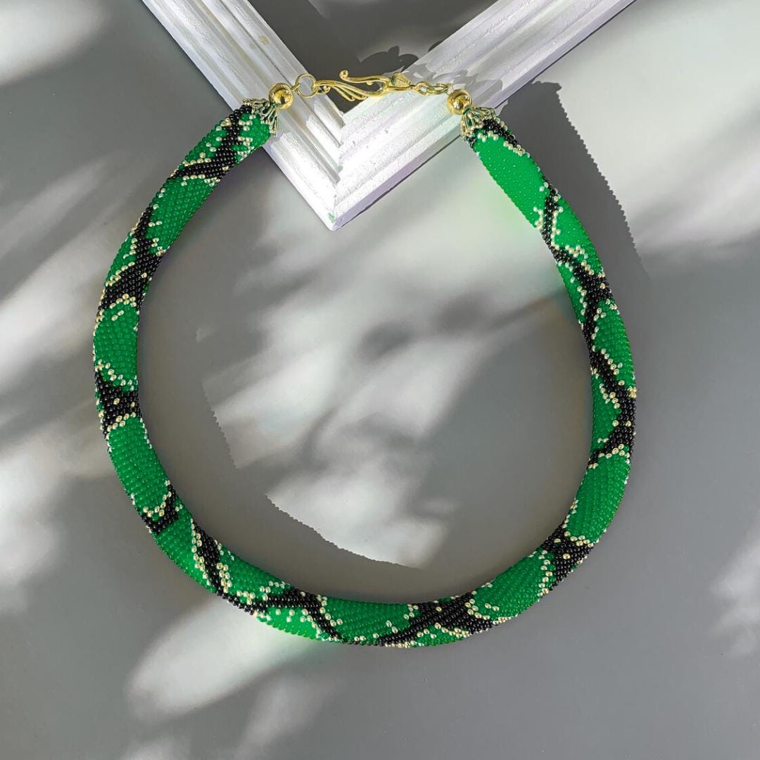 Grüne Python Kette - Smaragd Schlange Samen Perlen Häkeln Seil Handgemachte Halskette Schlangen Reptil Print Perlenweberei Lariat Schmuck Grüne Python Kette - Smaragd Schlange Samen Perlen Häkeln Seil Handgemachte Halskette Schlangen Reptil Print Perlenweberei Lariat Schmuck von LinaOst