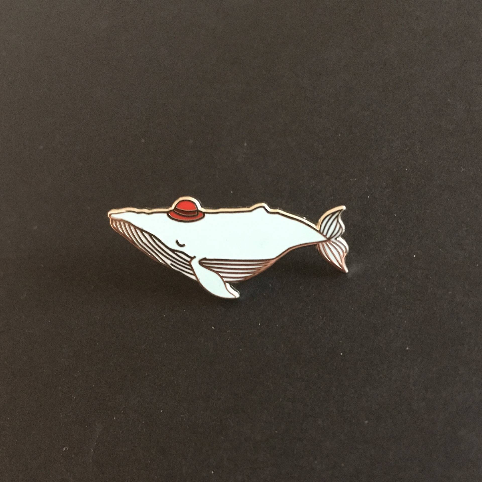 Wal Im Hut-Pin, Brosche, Buckelwal, Roter Hut, Tragbare Kunst, Illustration, Hartemaille-Pin, Etiketten-Pin von Linamakes