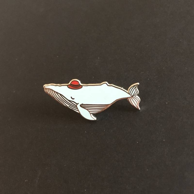 Wal Im Hut-Pin, Brosche, Buckelwal, Roter Hut, Tragbare Kunst, Illustration, Hartemaille-Pin, Etiketten-Pin von Linamakes