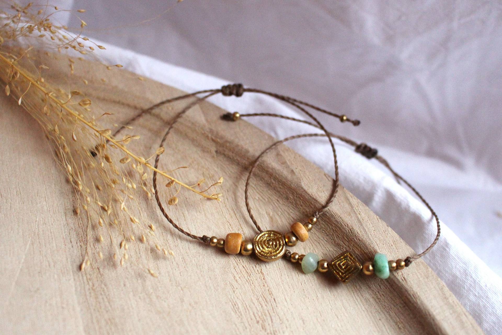 Makrameearmband "Nambucca" Mit Edelsteinen, Holzperlen Und Messingperlen | Handgemachter Bohoschmuck Makrameearmband "Nambucca" Mit Edelsteinen, Holzperlen Und Messingperlen | Handgemachter Bohoschmuck von LinasLustigerLaden