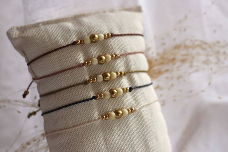 Makrameearmband "Salamanca" Mit Messingperlen | Schlichtes Perlenarmband Freundschaftband Glücksarmband Verstellbarer Makrameeschmuck von LinasLustigerLaden