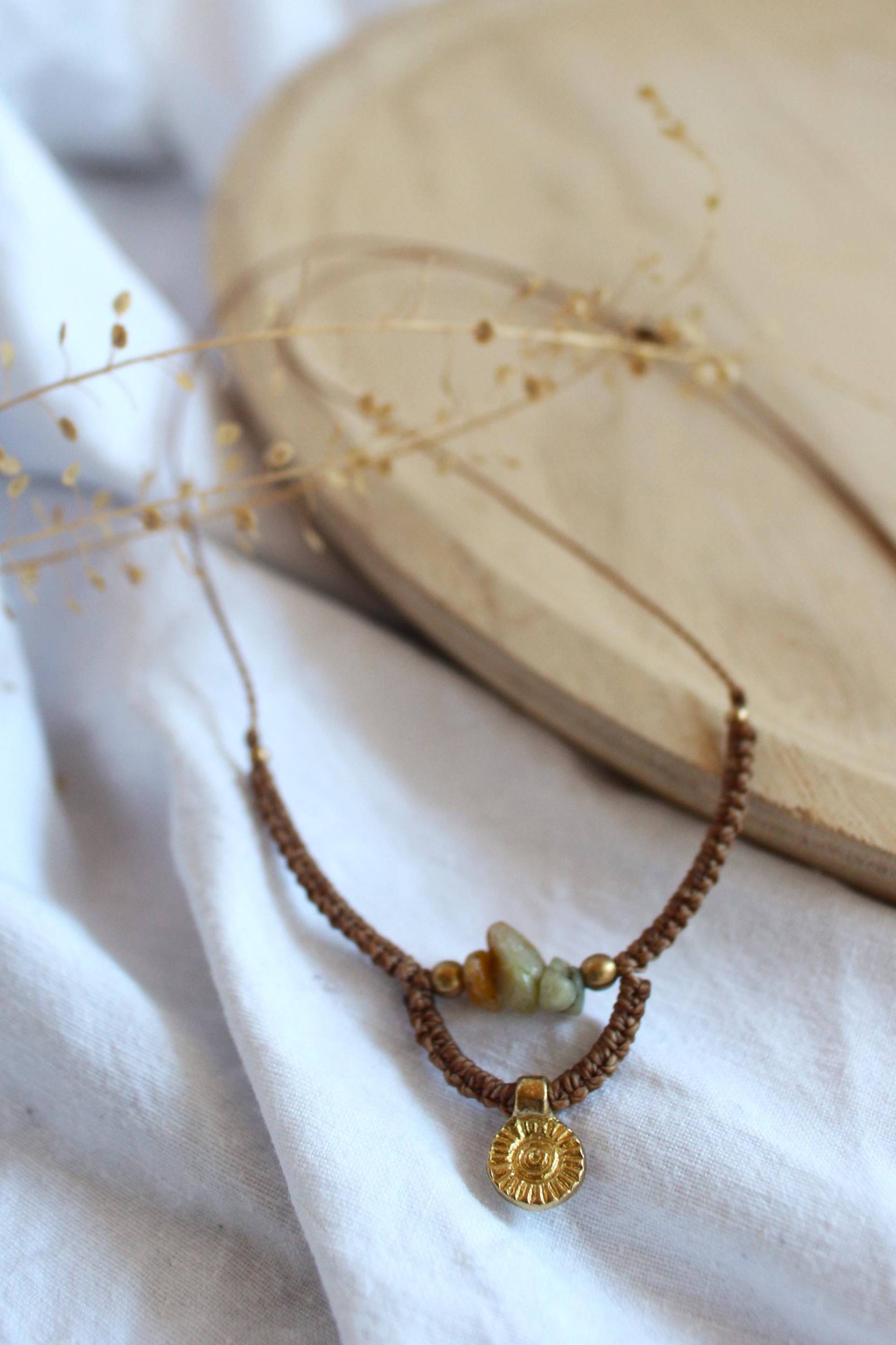 Makrameekette "Girona" | Geknüpfte Kette Mit Sonnenanhänger Makrameekette "Girona" | Geknüpfte Kette Mit Sonnenanhänger von LinasLustigerLaden