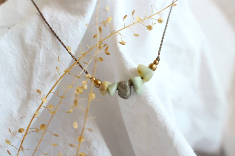 Makrameekette "Tirana" | Gefädelte Kette Mit Edelsteinen von LinasLustigerLaden