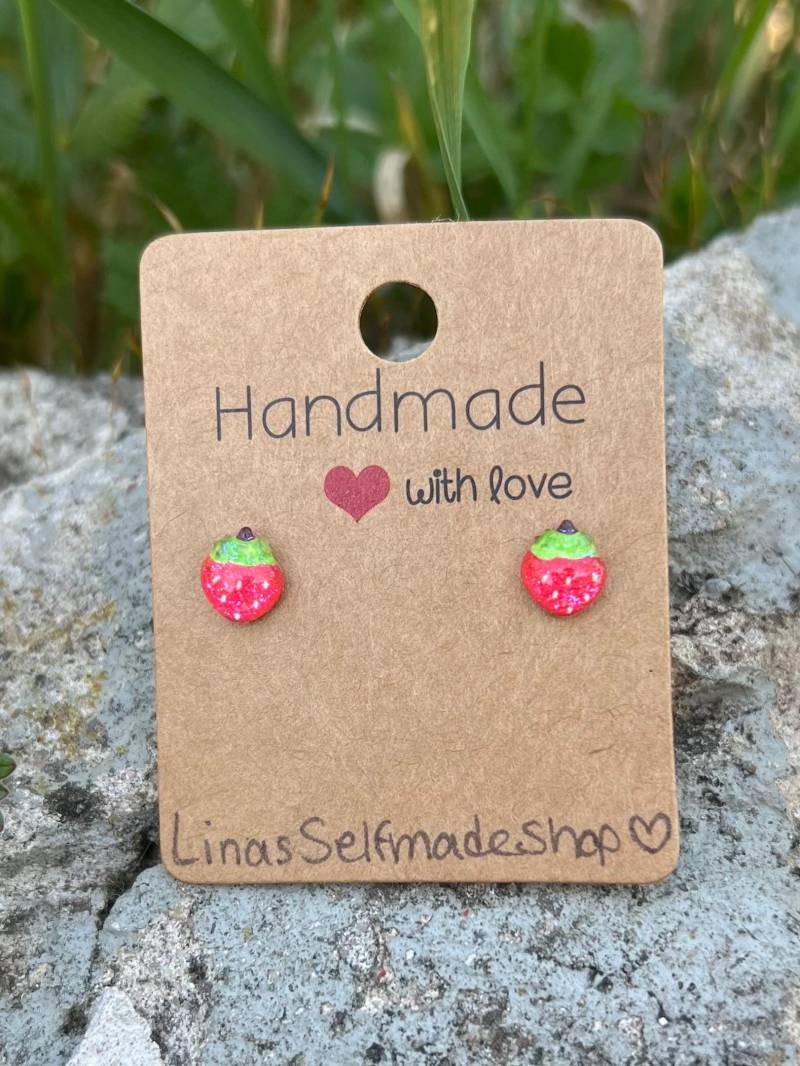 Erdbeer Ohrstecker. Kleine Glitzernde Und Filigrane Ohrringe Mit Edelstahl Stecker von LinasSelfMadeShop