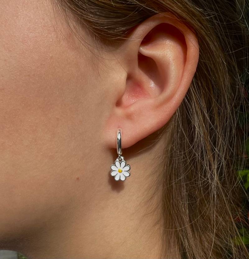 Gänseblümchen Ohrringe, Creolen von LinasSelfMadeShop
