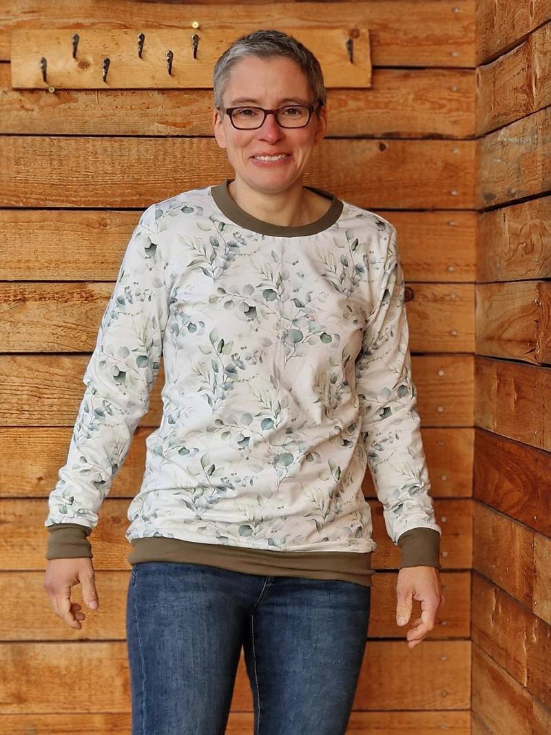 Langarmshirt Hannah Retro Blumen, Shirt Für Damen Damenshirt Mit Langem Arm Größe S - Xxl , T Shirt. Eukalyptus Motiv von LinasTraumwerkstatt