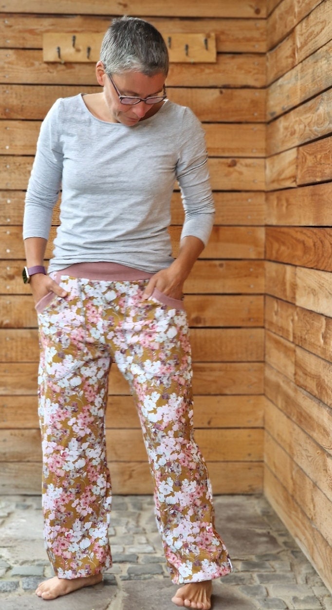 Yogahose Herzen Retro Damen Lang Mit Witzigem Motiv Damenhose Sportliche Hose Für Pumphose Taschen Blumen Romantisch Jerseyhose von LinasTraumwerkstatt