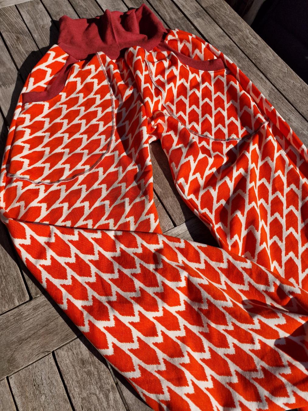 Yogahose Retro Damen Lang Mit Witzigem Motiv Damenhose Sportliche Hose Für Pumphose Taschen Arrows Rot Gemustert Jerseyhose Yogahose Retro Damen Lang Mit Witzigem Motiv Damenhose Sportliche Hose Für Pumphose Taschen Arrows Rot Gemustert Jerseyhose von LinasTraumwerkstatt