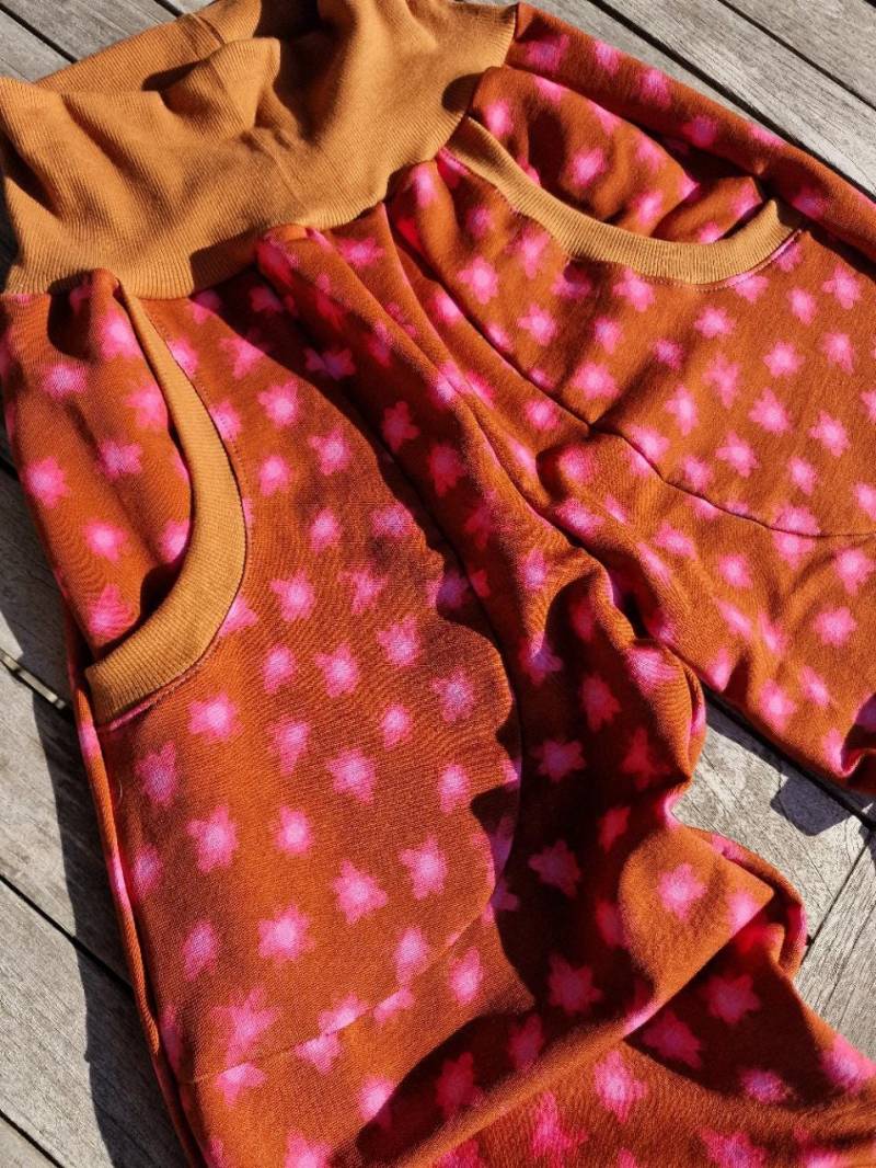 Yogahose Retro Damen Lang Mit Witzigem Motiv Damenhose Sportliche Hose Für Pumphose Taschen Blumen Rot Pink Gemustert Jerseyhose von LinasTraumwerkstatt